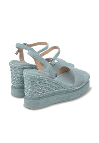Sandali wedge in suede blu chiaro con cinturini regolabili, design aperto sulla punta e texture intrecciata sul tacco. Fodera interna liscia.