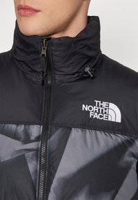 The North Face RETRO NUPTSE VEST - Liemenė - smoked pearl/garment fold print