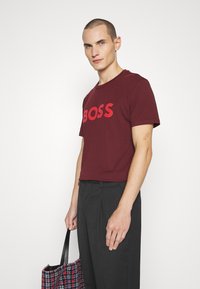 BOSS THINKING - T-shirt estampada - dark red