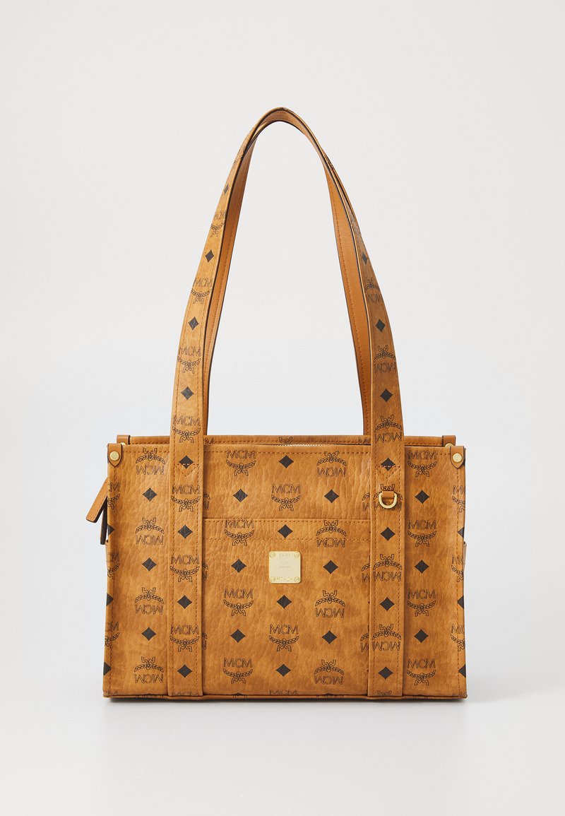 Bolso tote sintético color beige con logotipos negros en relieve, patrones de diamante, doble asa para el hombro y un acento de hardware en tono dorado.
