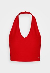 Top corto rosso a costine con scollo a V profondo e spalline sottili, caratterizzato da una silhouette aderente e un logo sul bordo inferiore.