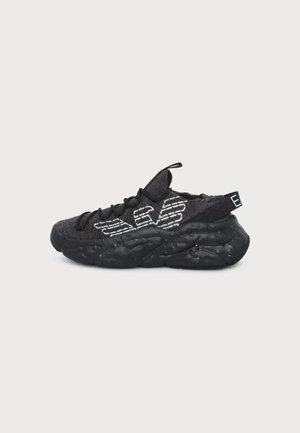 EA7 Emporio Armani, TERRAFLUX SNEAKER - Маратонки - triple black/gray violet