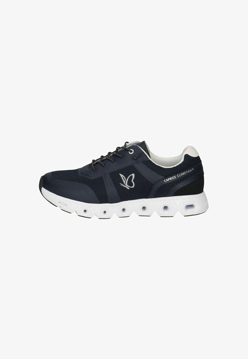 Zapatilla deportiva de color navy con una parte superior texturizada, suela blanca y logo de mariposa. Presenta un diseño con cordones y un collar acolchado para mayor comodidad.