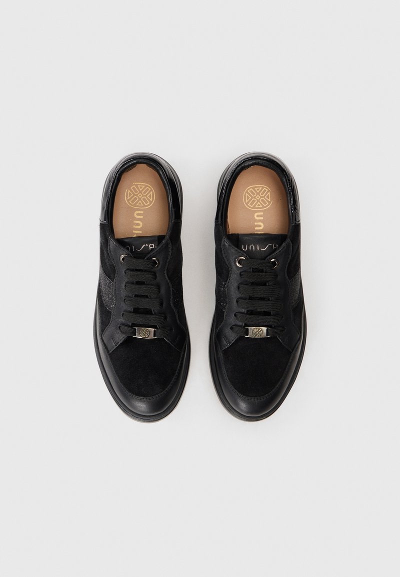 Czarne sneakersy z połączeniem gładkiej skóry i zamszu, okrągłym noskiem, teksturowanymi akcentami, czarnymi sznurowadłami oraz złotym logo na języku.