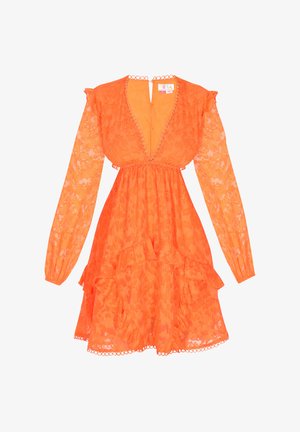 Oranje kanten jurk met lange, puffed mouwen, een diepe V-halslijn, gerimpelde zoom en gegolfde accenten langs de halslijn en mouwen.