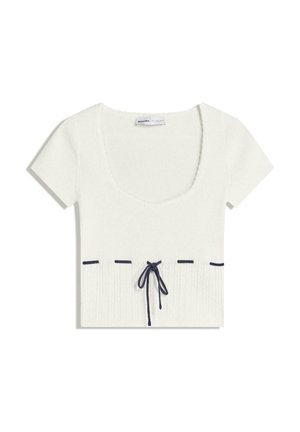 Top bianco lavorato a maglia con scollatura a barchetta e maniche corte. Presenta dettagli con lacci blu scuro in vita e linee decorative orizzontali.