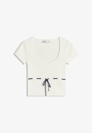 Witte gebreide top met een ronde hals en korte mouwen. Bevat donkerblauwe koorddetails in de taille en horizontale accentlijnen.
