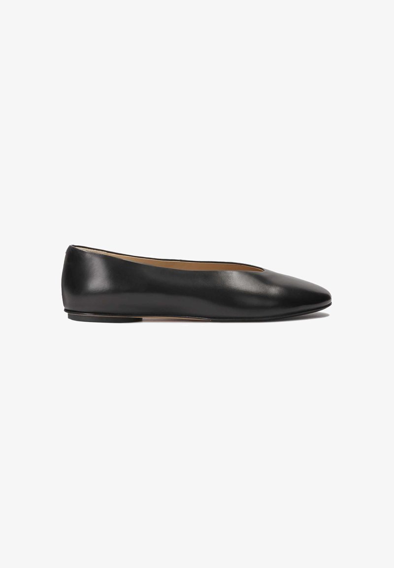 Balerini negre din piele, cu vârf ascuțit și talpă plată. Textură netedă, cu detalii de design minime și fără elemente metalice vizibile.