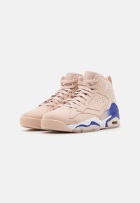 Jasnoróżowe sneakersy typu high-top z perforowanymi bokami, białymi akcentami i niebieskim detalem w podeszwie środkowej. Posiadają płaskie sznurowadła i wyściełany kołnierz.