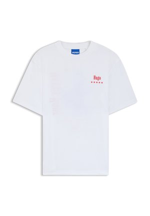 T-shirt blanc à manches courtes avec le texte rouge "Hugo" et cinq étoiles sur le côté gauche de la poitrine, ainsi qu'une étiquette bleue "HUGO" à l'intérieur du col.