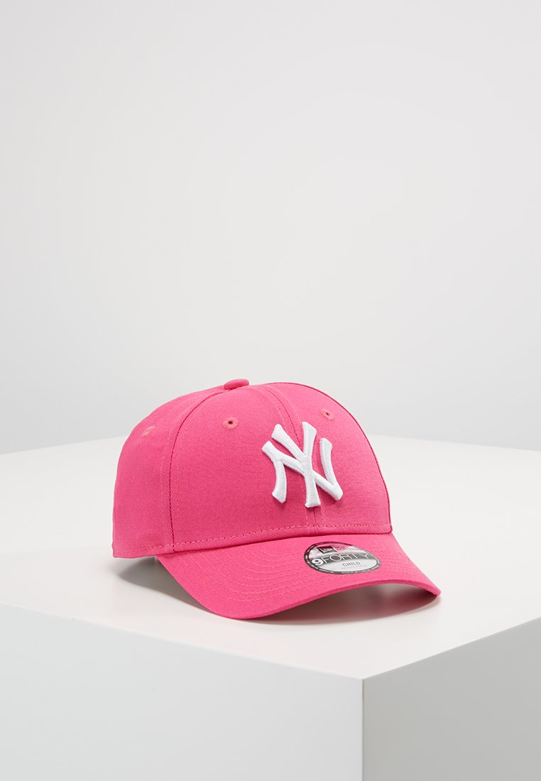 Casquette de baseball rose en coton avec un design structuré. Présente un logo brodé blanc et une visière plate avec un pic courbé.