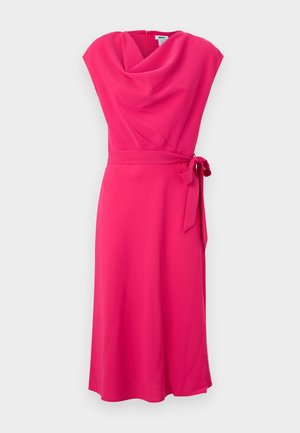 Fuksia knelang kjole med cowl-hals, korte ærmer og bånd i taljen. Glat stof med en strømmende silhuet.