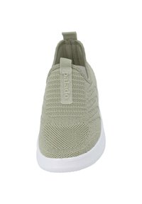 Scarpa slip-on verde a maglia con tomaia testurizzata, suola bianca e linguetta sul tallone con il nome del marchio "Palado."