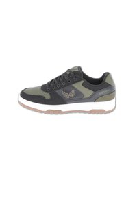 Sneaker verde e nera con tomaia texturizzata, dettagli perforati e intersuola bianca; presenta accenti con logo e suola in gomma.