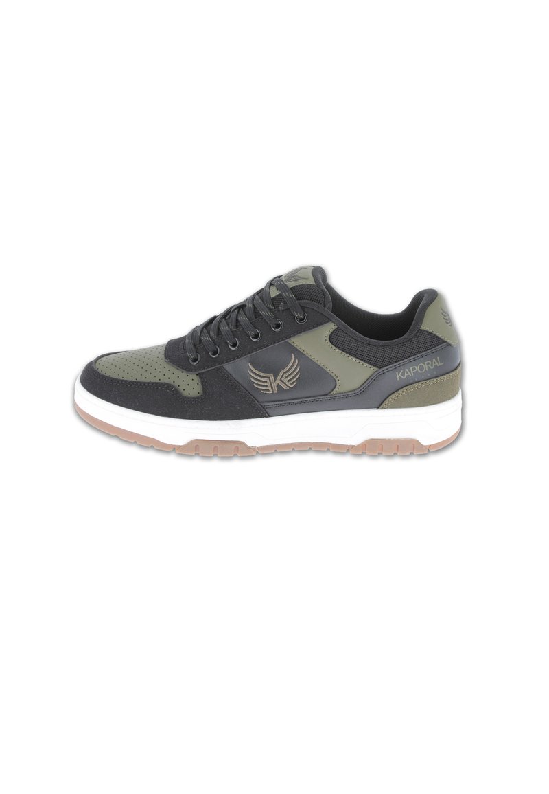 Sneaker verde e nera con tomaia texturizzata, dettagli perforati e intersuola bianca; presenta accenti con logo e suola in gomma.