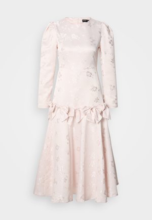 Vestido rosa com estampado floral em relevo, mangas longas bufantes, decote redondo e detalhe de bainha em seda franzida, apresentando um corpete ajustado e saia ampla.