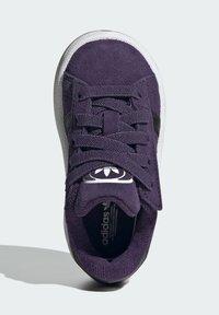 Ljubičaste suede tenisice s vezanjem, bijelim gumiranim potplatom i crnim naglaskom. Imaju teksturirani vrh i brendirani logo na jeziku.