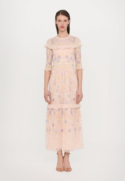 Robe brodée en fleurs rose clair, avec un tissu transparent, un col froncé, des manches trois-quarts et une jupe superposée au toucher doux.
