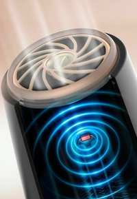 Zwart en zilver apparaat met een metalen ventilatorafdekking, die blauw licht en golvende patronen uitstraalt, met een centraal rood detail.