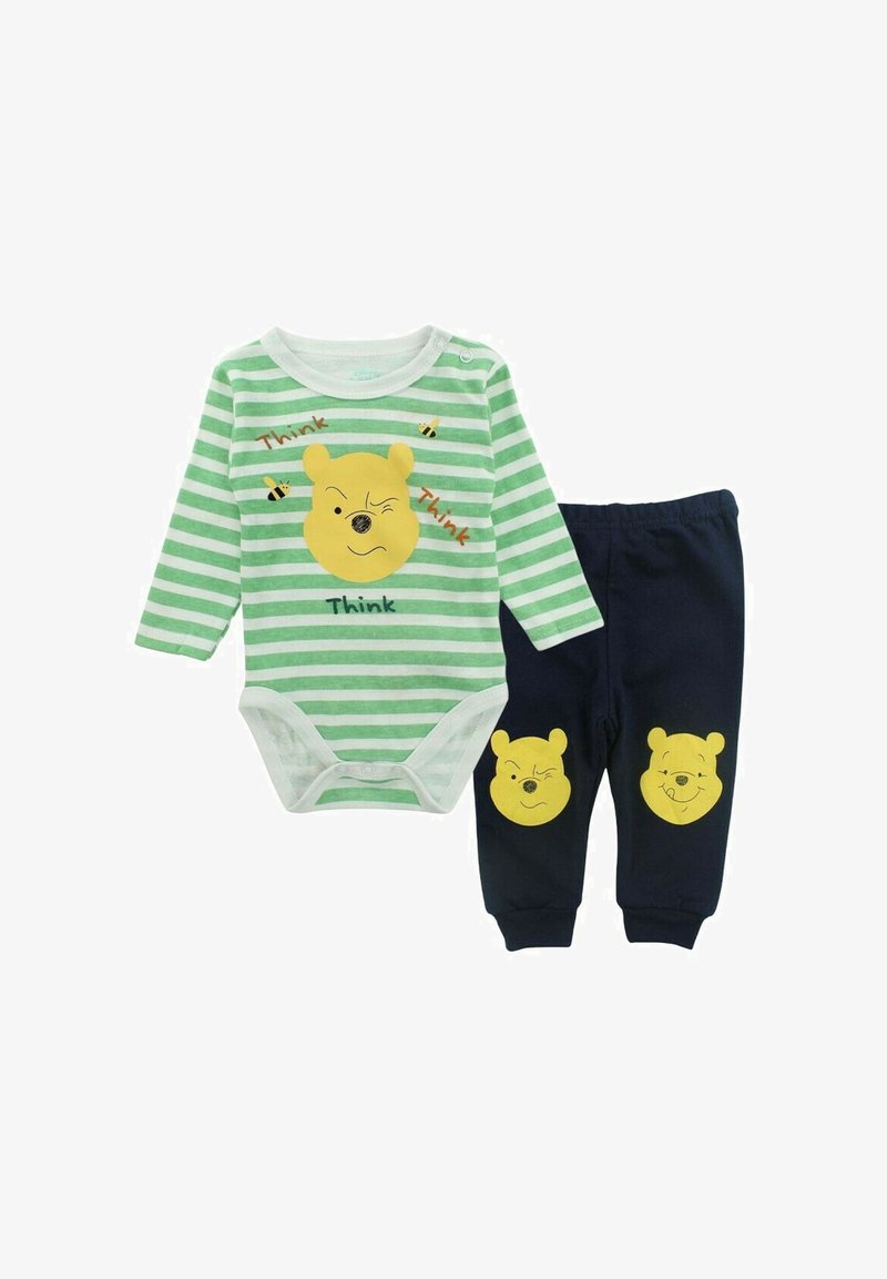 Combinaison à manches longues rayée verte et blanche avec le texte "Think" et un graphique de Winnie l'ourson jaune ; assortie à un pantalon bleu marine avec des designs de Winnie l'ourson sur les genoux.