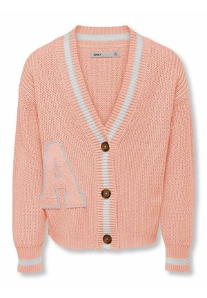 Rosa strikket cardigan med hvide striber på krave og manchetter, tre brune knapper og en stor bogstav "A" lap på venstre side.