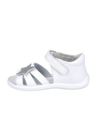 Sandalia de piel blanca con parte trasera cerrada, correa ajustable, punta abierta y acento decorativo de estrella plateada en el frente. Suela texturizada.