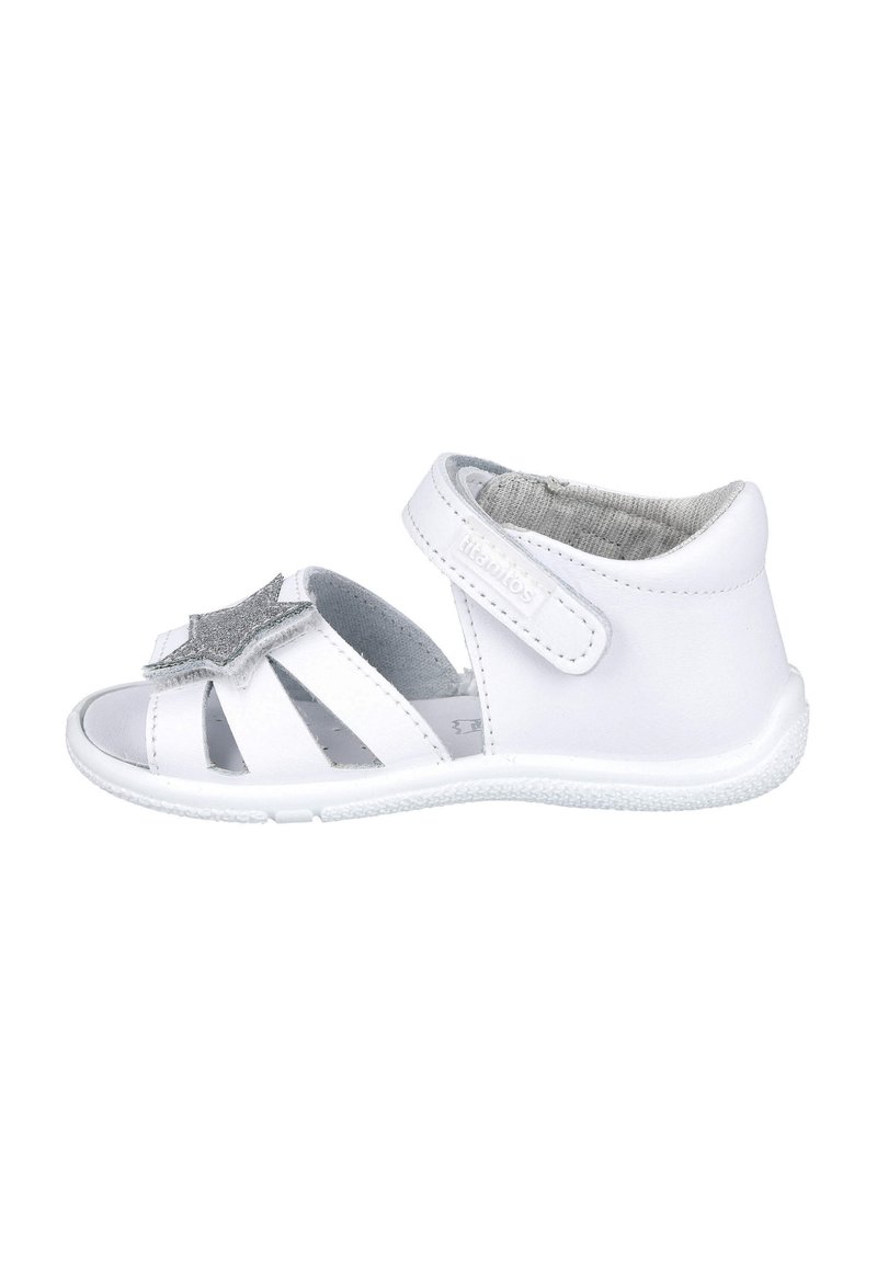 Sandalia de piel blanca con parte trasera cerrada, correa ajustable, punta abierta y acento decorativo de estrella plateada en el frente. Suela texturizada.