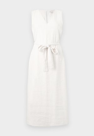 Ujjatlan fehér midi ruha V-nyakkivágással és derékban masnira kötött anyagszíjjal, egyszínű háttér előtt.