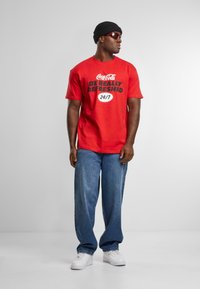 Merchcode COCA COLA REFRESHED - T-shirts print - cityred