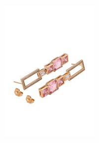 Orecchini in tono oro con pietre rettangolari e quadrate rosa, accentuate da pietre trasparenti in un design geometrico. Include perni a bottone.
