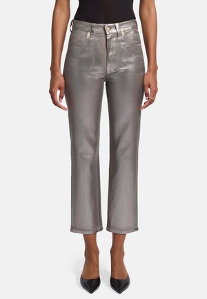 Metalen zilveren jeans met een rechte pijp, vijf zakken en gouden accenten. Soepele textuur met een glanzende afwerking.