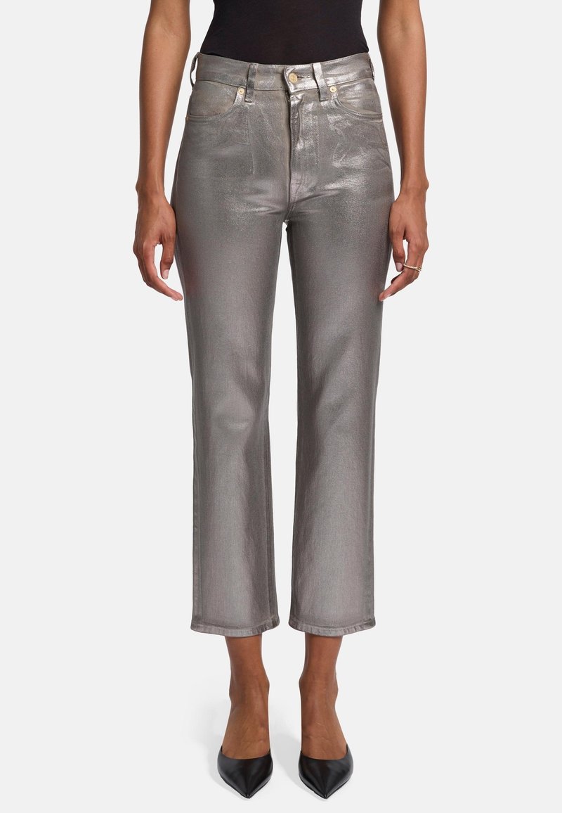Metalen zilveren jeans met een rechte pijp, vijf zakken en gouden accenten. Soepele textuur met een glanzende afwerking.