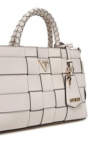 Borsa a mano intrecciata beige con manici intrecciati, hardware dorato e un'etichetta decorativa. Presenta una forma rettangolare strutturata e una superficie testurizzata.