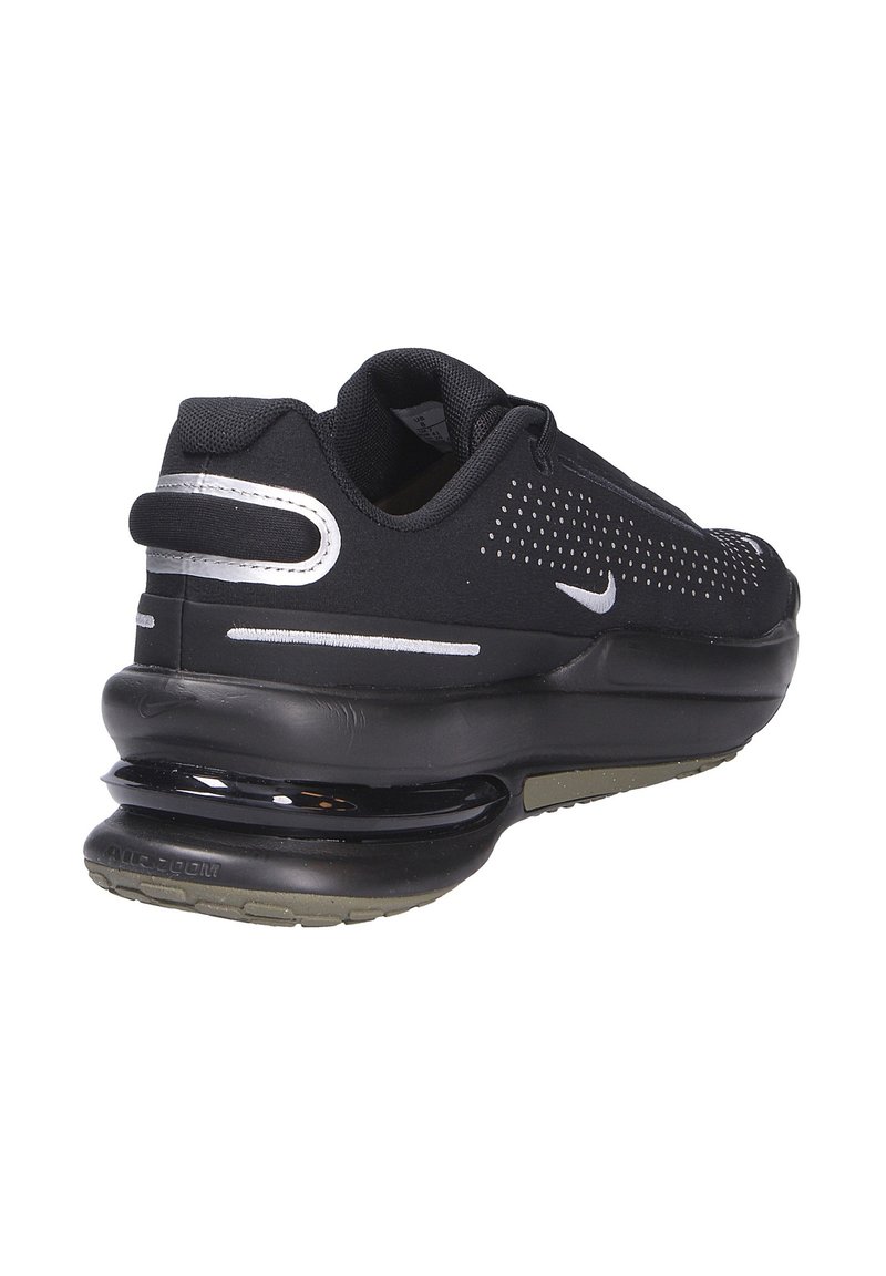 Zapatilla deportiva negra con parte superior de malla, diseño perforado, acentos reflectantes y una unidad de amortiguación de aire visible sobre una suela de goma.