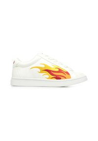 Fehér sneakers, piros és sárga lángmintával az oldalon, texturált bőr anyagból, lapos gumitalppal. Klasszikus fűzős záródással rendelkezik.