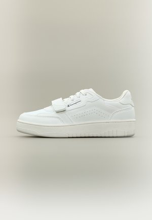 Λευκό αθλητικό παπούτσι από συνθετικό υλικό, με ομαλή υφή, κλείσιμο με κορδόνια, λουράκι βέλκρο, διάτρητες λεπτομέρειες στις πλευρές και ελαστική σόλα.