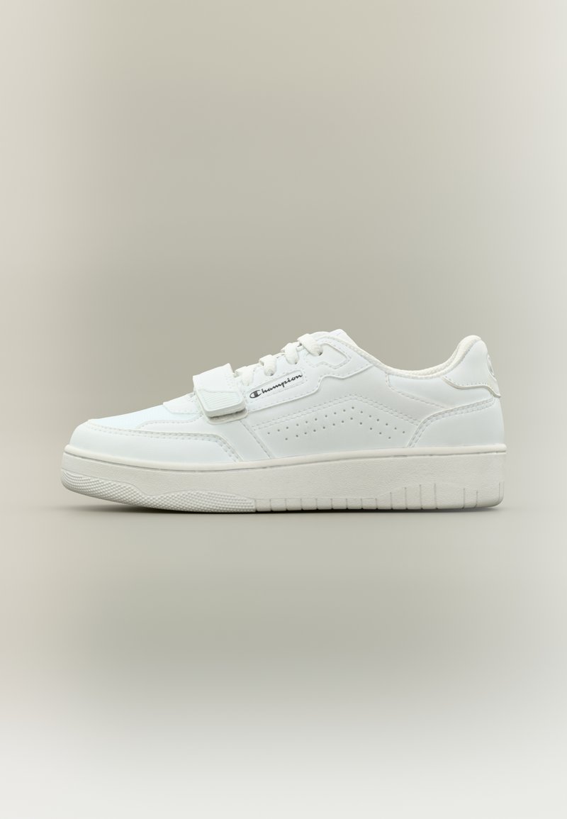 Λευκό αθλητικό παπούτσι από συνθετικό υλικό, με ομαλή υφή, κλείσιμο με κορδόνια, λουράκι βέλκρο, διάτρητες λεπτομέρειες στις πλευρές και ελαστική σόλα.