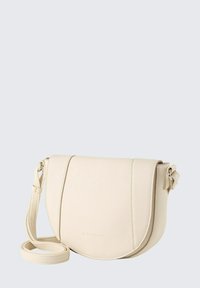 Geantă crossbody din piele crem cu clapetă rotundă, curea ajustabilă și textură ușor granulosă. Prezintă un accent din metal de culoare argintie.