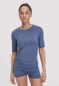 Blauw sporttop met korte mouwen en een ronde halslijn, gecombineerd met bijpassende shorts, gemaakt van een gladde, rekbare stof.