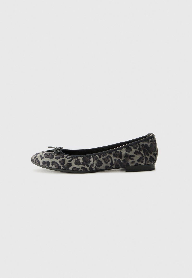 Ballet flats in stampa leopardata grigia e nera, con punta tonda, superiore in tessuto morbido e piccolo fiocco decorativo sulla parte anteriore. Design con suola piatta.
