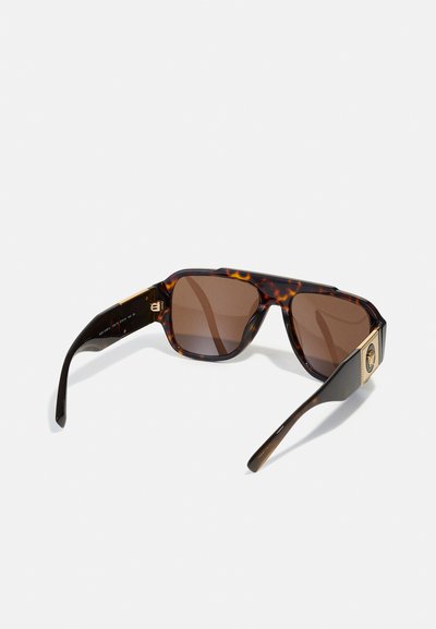 Ochelari de soare cu un model broască țestoasă, lentile maro închis, formă rectangulară, accente de hardware aurit pe lateral și o finisare texturată pe brațe.