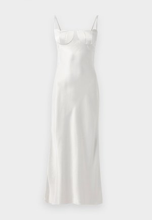Vestido de satén blanco con tirantes finos y un busto estructurado que presenta acentos curvados. Textura suave con una abertura lateral para facilitar el movimiento.
