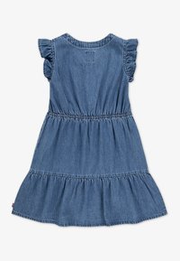 Robe en denim avec une taille froncée, des manches courtes volantées et une jupe à volants. Elle présente une couleur bleu uni et une fermeture au dos.