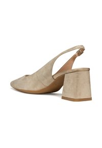 Zapato slingback de ante beige con puntera redondeada, diseño recortado y tacón bloque medio; cuenta con una hebilla dorada en la correa del tobillo.