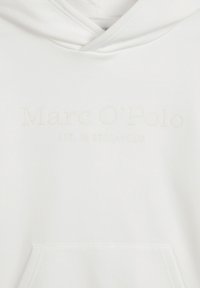 Biała bluza z kapturem wykonana z miękkiego materiału. Na przodzie znajduje się wytłaczane logo "Marc O'Polo" oraz napis "EST. IN STOCKHOLM".