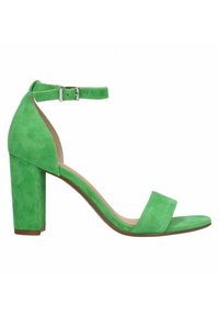 Groene suède hiel sandaal met een enkelbandje, vierkante open teen en een stevige blokhak. Glad textuur met minimale ontwerpelementen.
