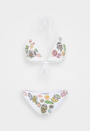 Fehér bikini szett háromszög fazonú topból és alacsony derekú alsóból, színes hímzett tengeri élőlények mintáival és texturált anyaggal.