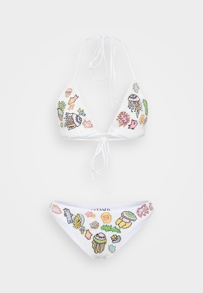 Set de bikini alb, cu un top triunghiular și un slip cu talie joasă, având imprimeuri colorate cu viața marină brodate și un material texturat.