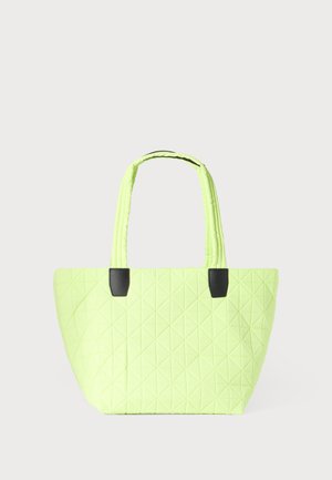 Borsa a mano trapuntata verde neon con doppie maniglie imbottite e attacchi rettangolari neri su sfondo chiaro e uniforme.