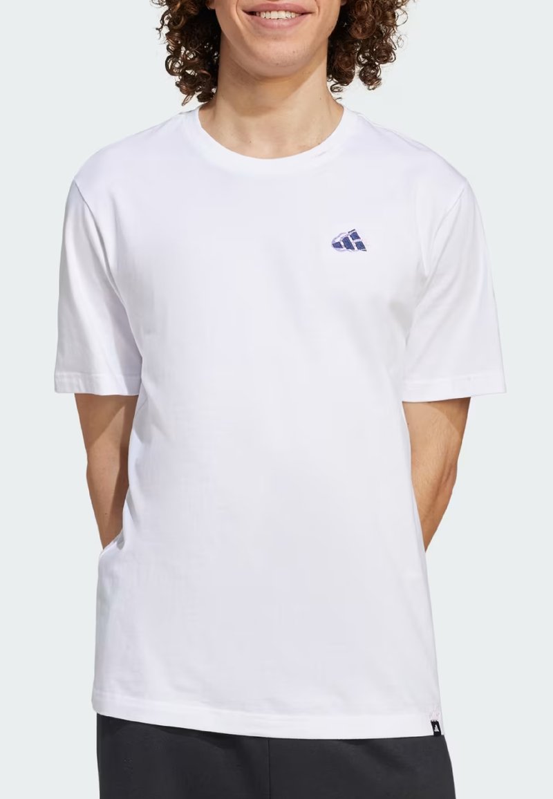 T-shirt bianca a maniche corte in cotone, con un piccolo logo blu decorato sul petto a sinistra, vestibilità morbida e collo rotondo.